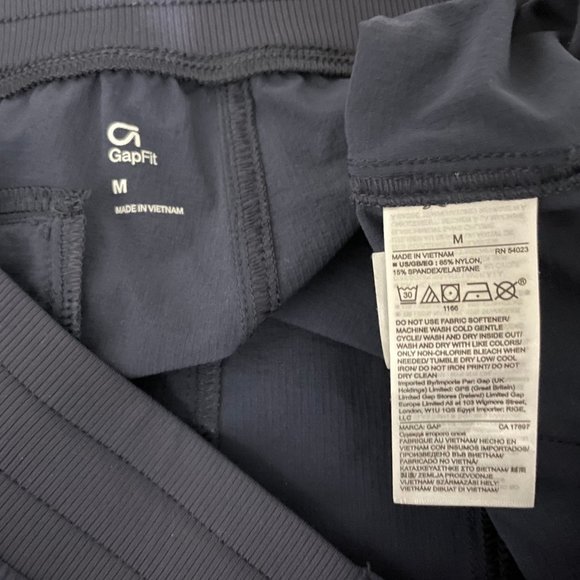 GAP Fit Shorts - Picture 3 of 3